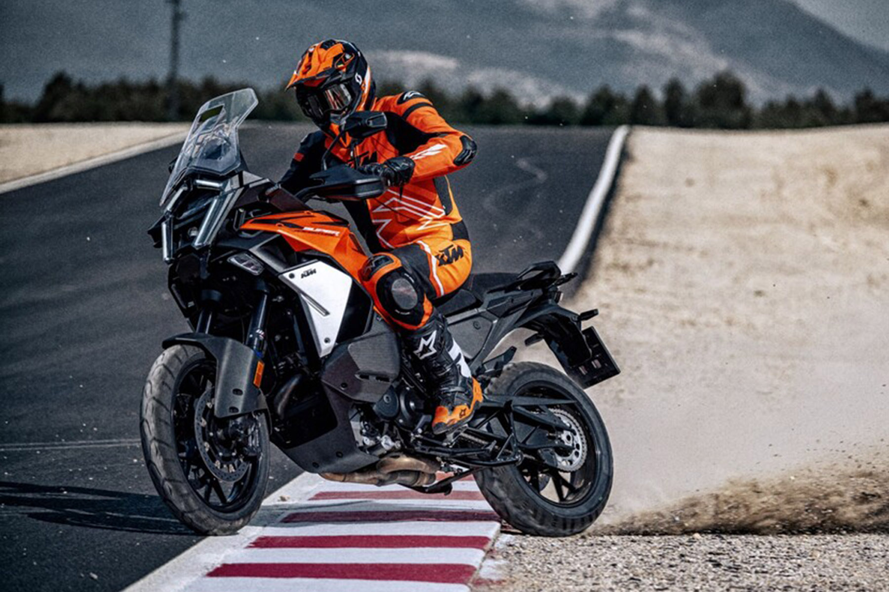KTM_1390_Super_Adventure_S_Evo_2025_01.jpg