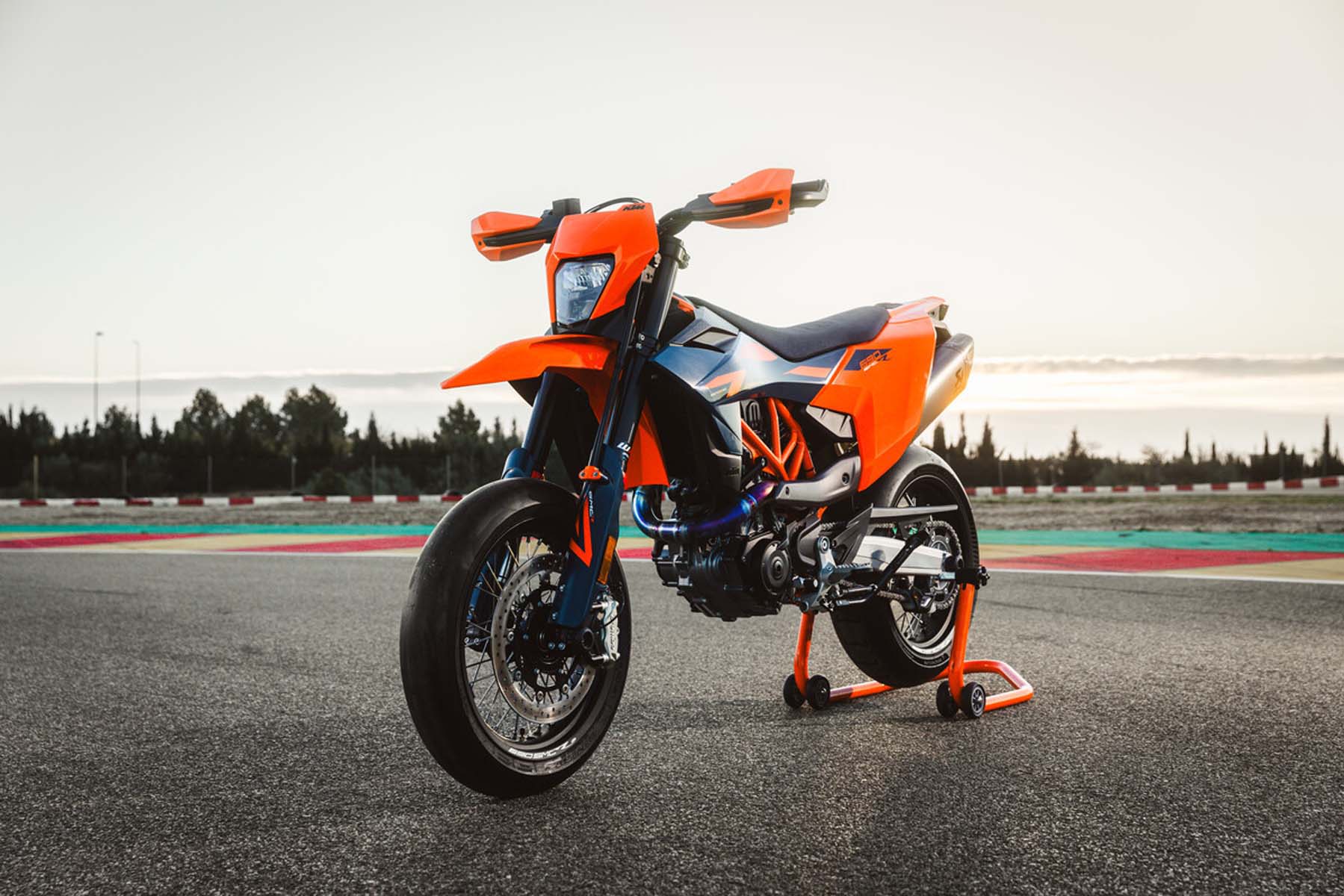KTM_SMC_690_2026_01.jpg